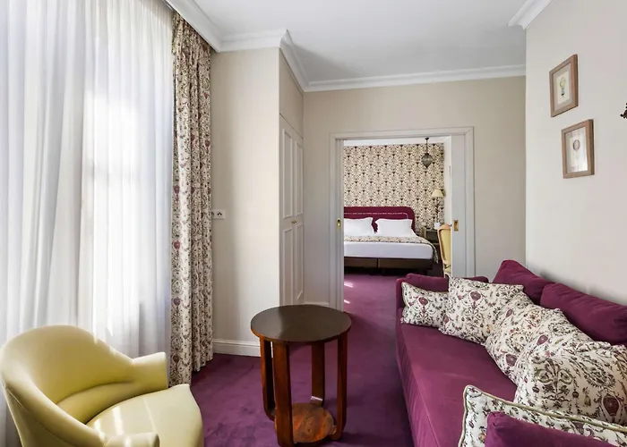 Western D'est Hotel 4*