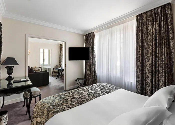 Western D'est Hotel 4*