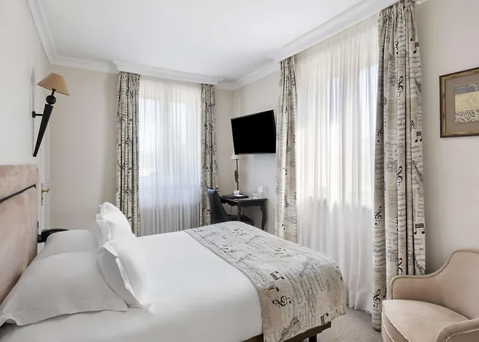 Western D'est Hotel 4*